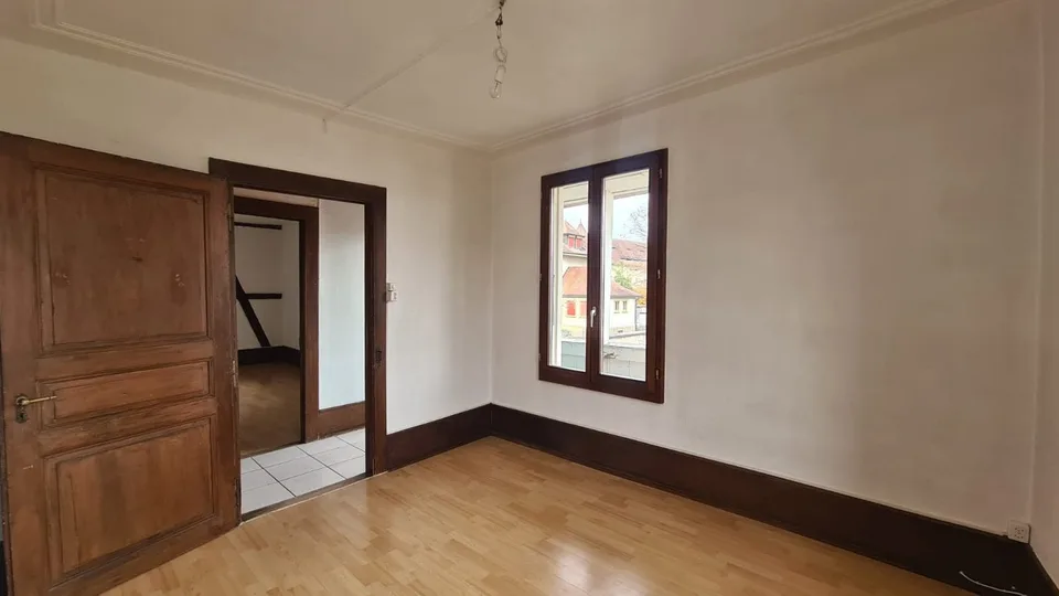 Geräumige 6.5-Zimmer-Wohnung mit Balkon in Porrentruy