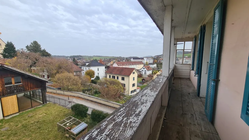 Geräumige 6.5-Zimmer-Wohnung mit Balkon in Porrentruy
