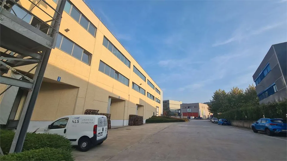 STABIO: BUREAUX MODERNES DE DIFFÉRENTES SUPERFICIES avec places de parking