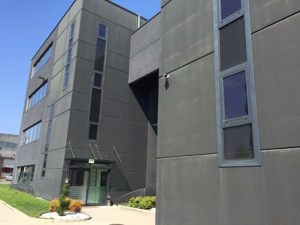 STABIO: BUREAUX MODERNES DE DIFFÉRENTES SUPERFICIES avec places de parking
