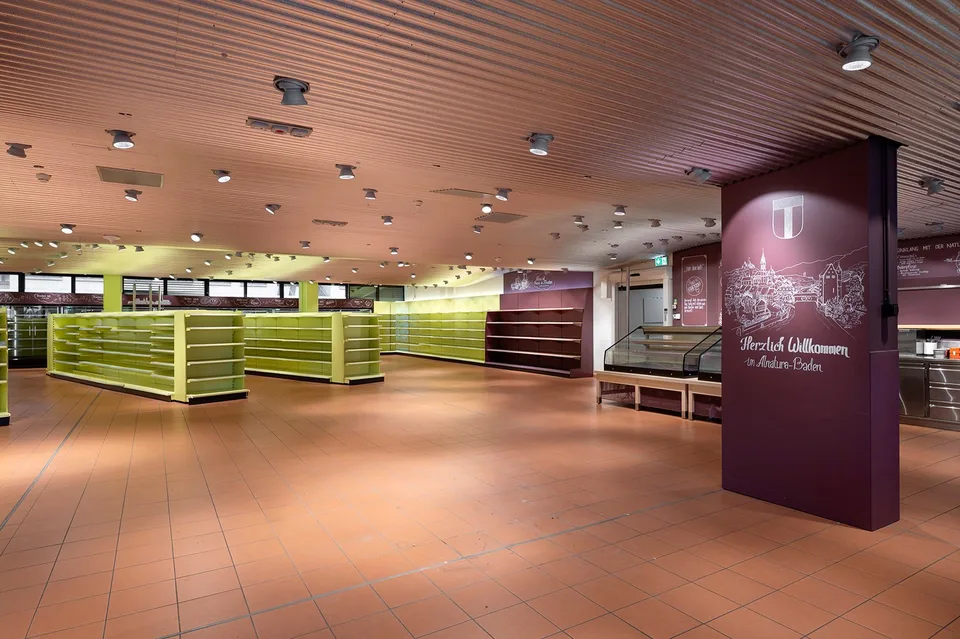 Spazio commerciale attraente in posizione privilegiata a Postareal Baden