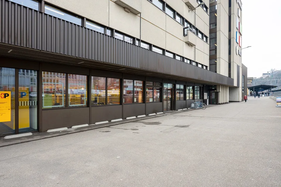 Spazio commerciale attraente in posizione privilegiata a Postareal Baden