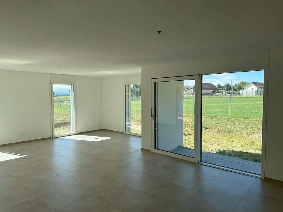 Moderne 3.5-Zimmer-Neubauwohnung in Brüttelen – Erdgeschoss mit Balkon