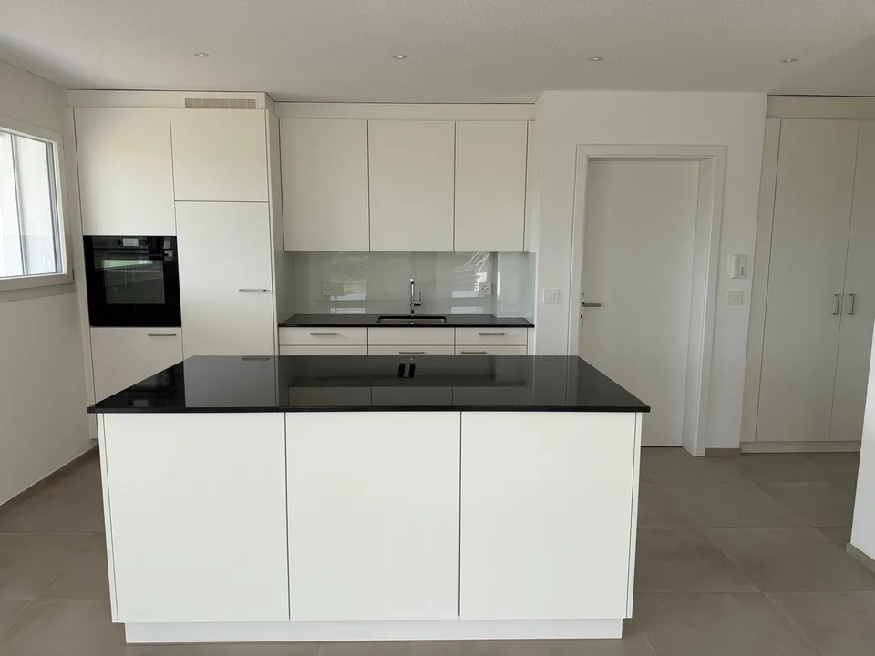 Moderne 3.5-Zimmer-Neubauwohnung in Brüttelen – Erdgeschoss mit Balkon