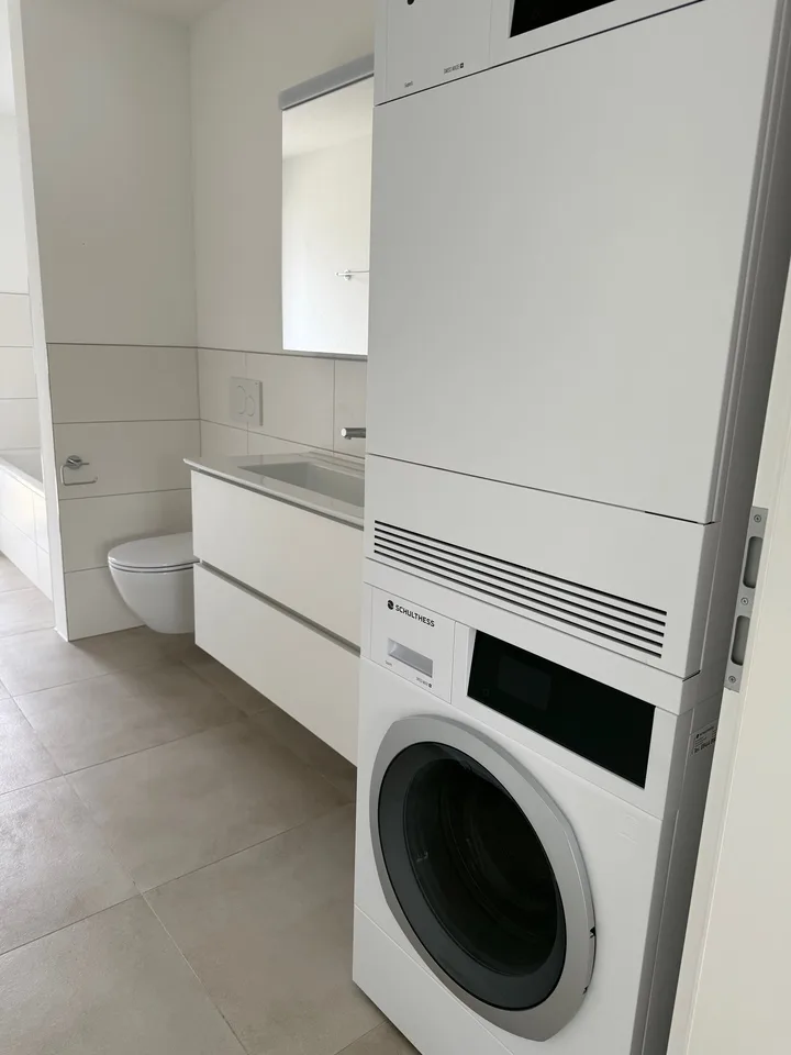 Moderne 3.5-Zimmer-Neubauwohnung in Brüttelen – Erdgeschoss mit Balkon