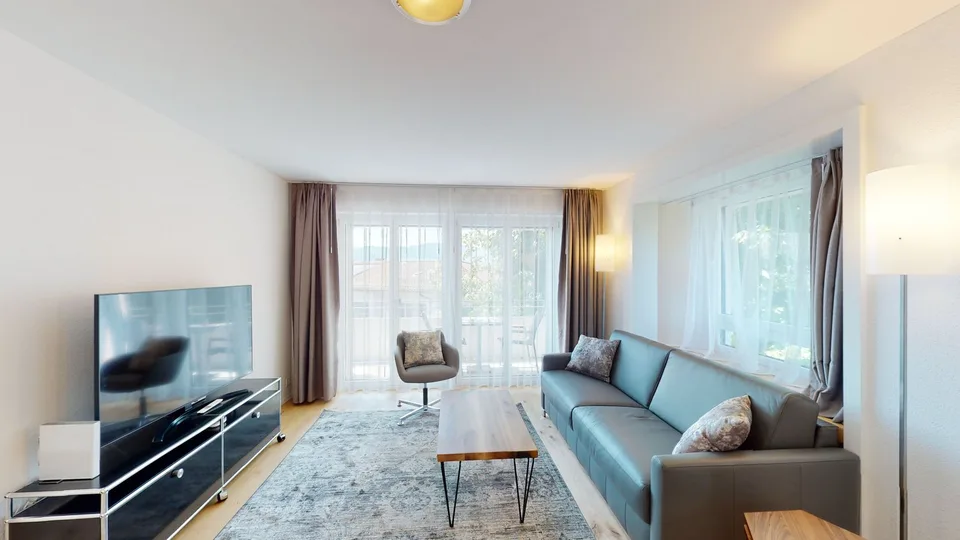 Stylish 2.5-Room Furnished Apartment with Balcony in Zürich's Sought-After District 6