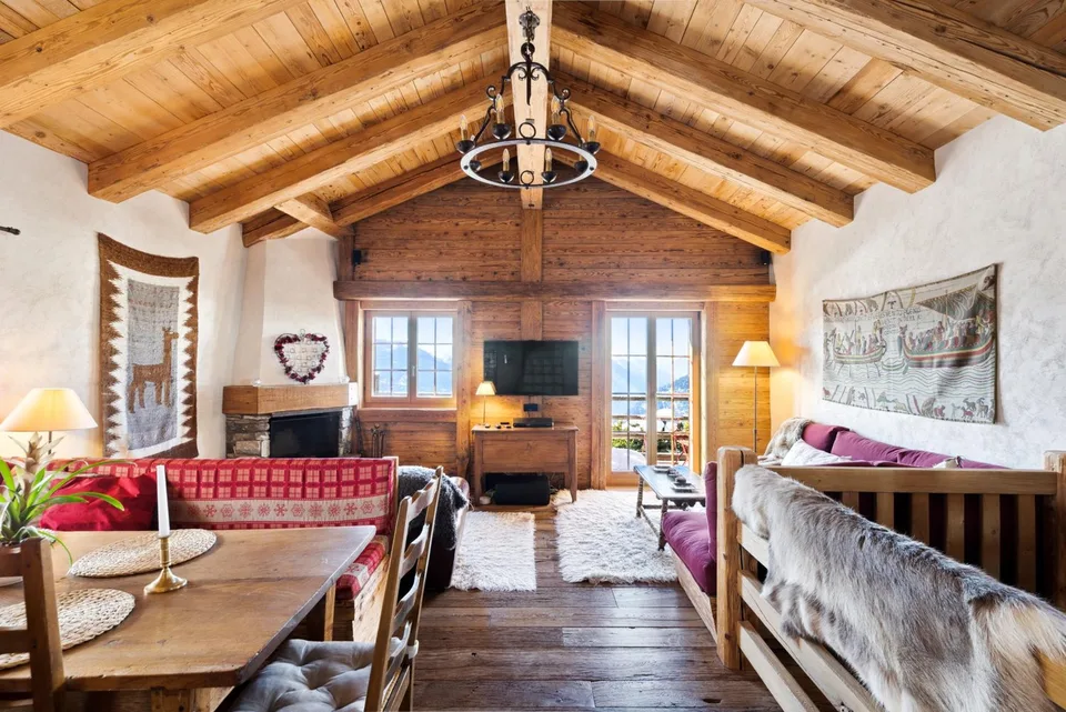 Charmant chalet en duplex de style alpin avec accès direct aux pistes, doté de trois chambres, niché sur les hauteurs de Verbier, près de Carrefour