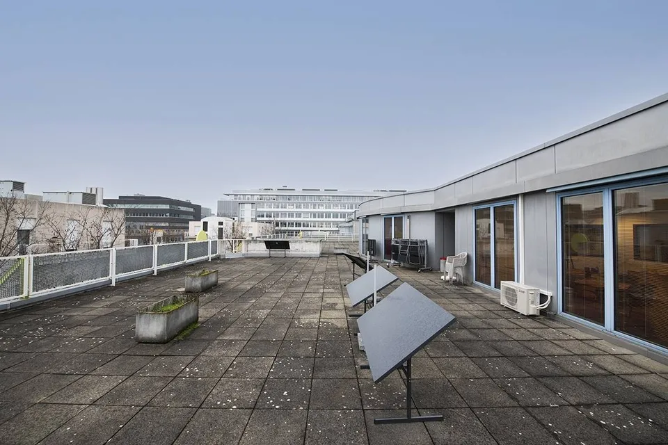 Plan-les-Ouates with 430 m2 surface and a terrace