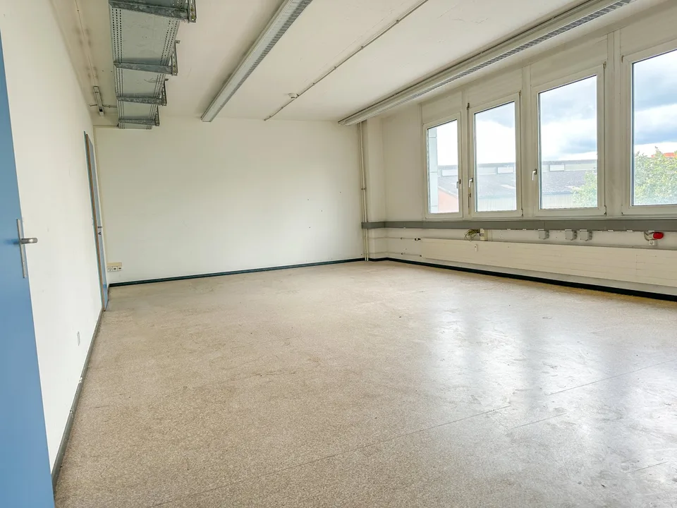 Vielseitiger Gewerberaum mit industriellem Charme in Reinach