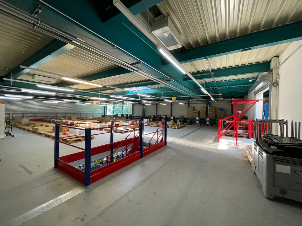 Ampia superficie commerciale e logistica in posizione strategica a Barbengo – photo 8 sur 15
