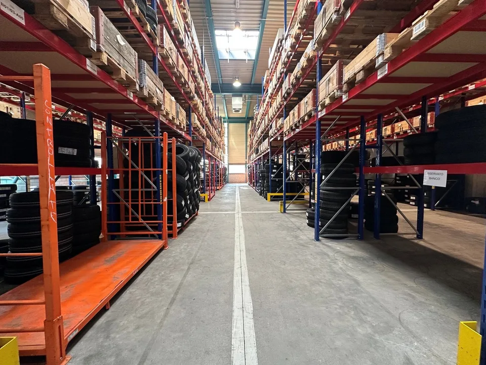 Ampia superficie commerciale e logistica in posizione strategica a Barbengo – photo 10 sur 15