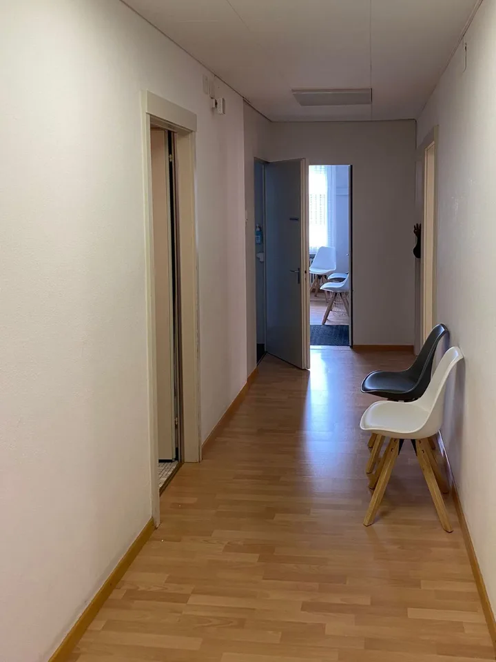Disponibile ora - Ex studio medico, cinque belle stanze in una posizione attraente per ufficio, studio