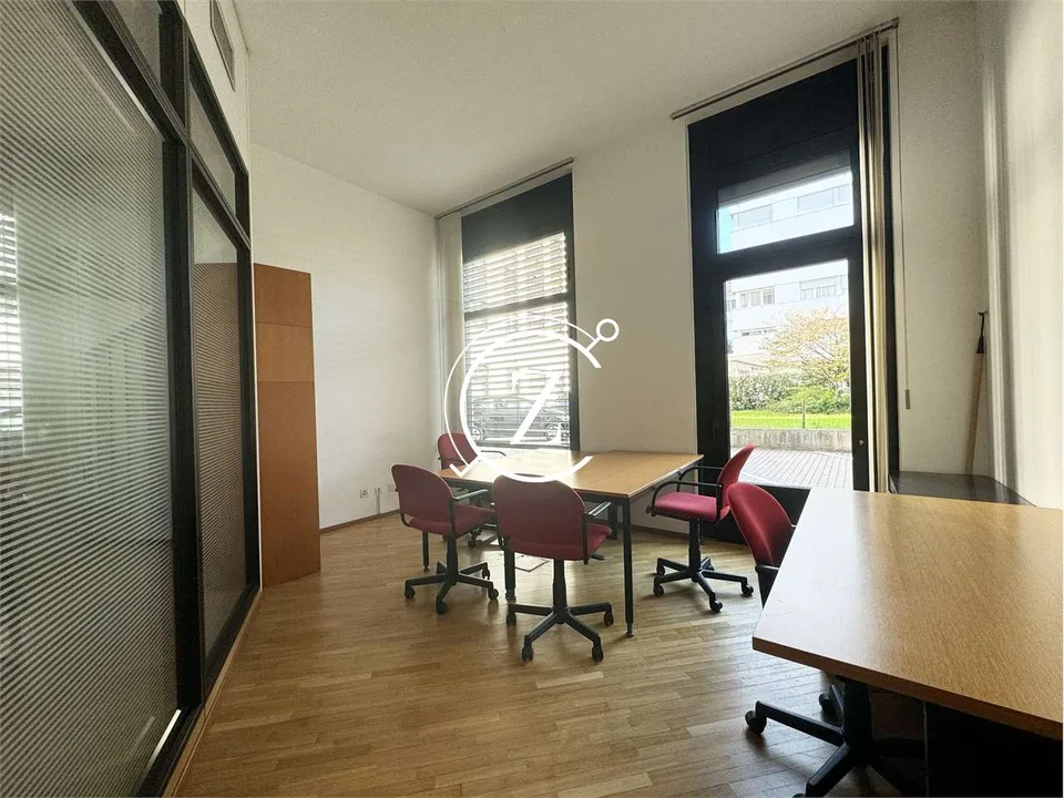 Ufficio con vetrina Lugano arredato utenze incluse