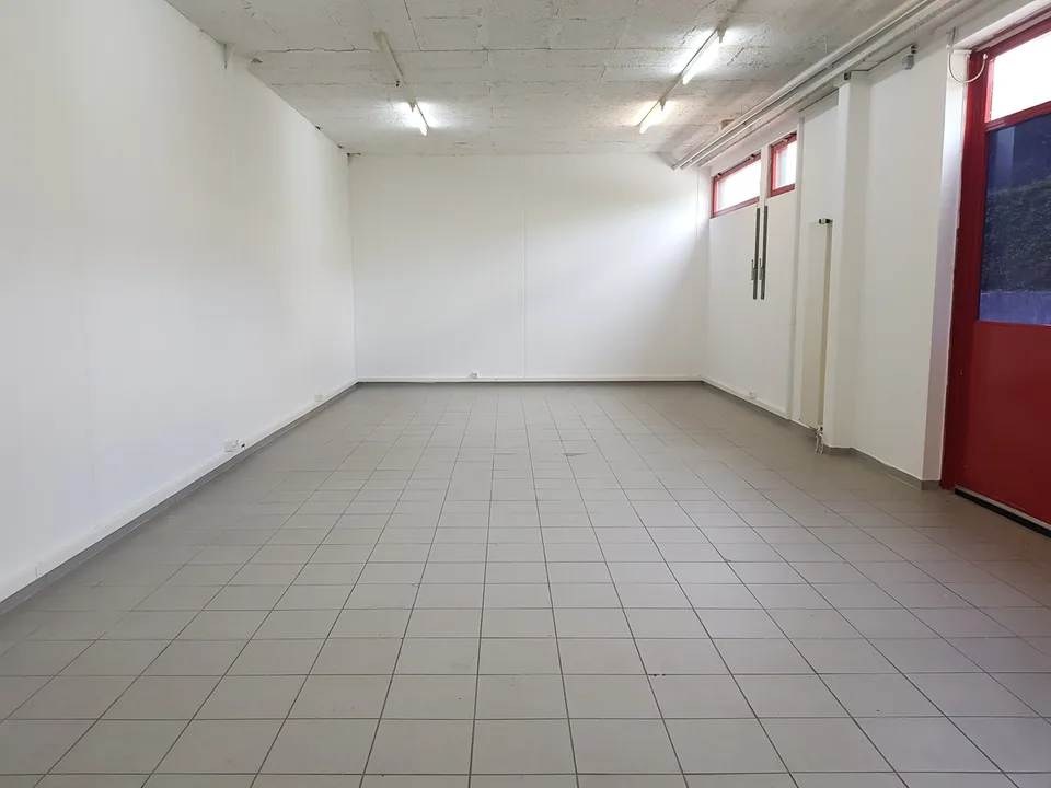 Mixed surface deposit / office / showroom - Flexible lease