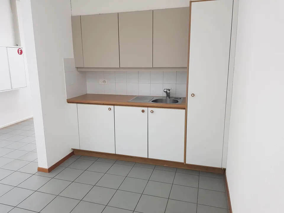 Mixed surface deposit / office / showroom - Flexible lease