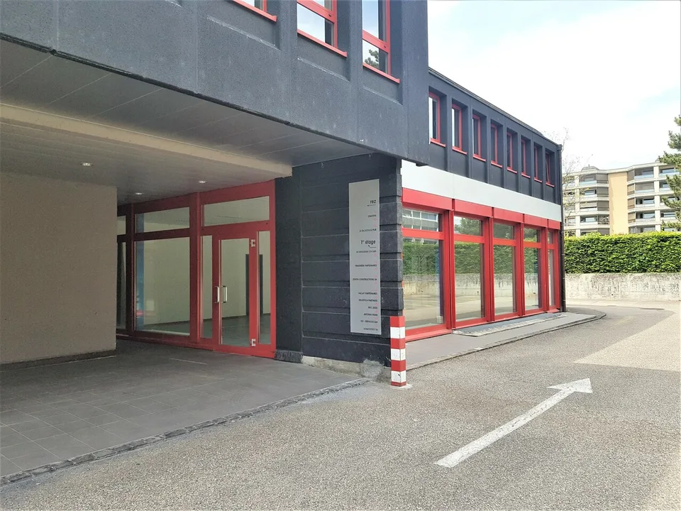 Surface mixte dépôt / bureau / showroom - Bail flexible