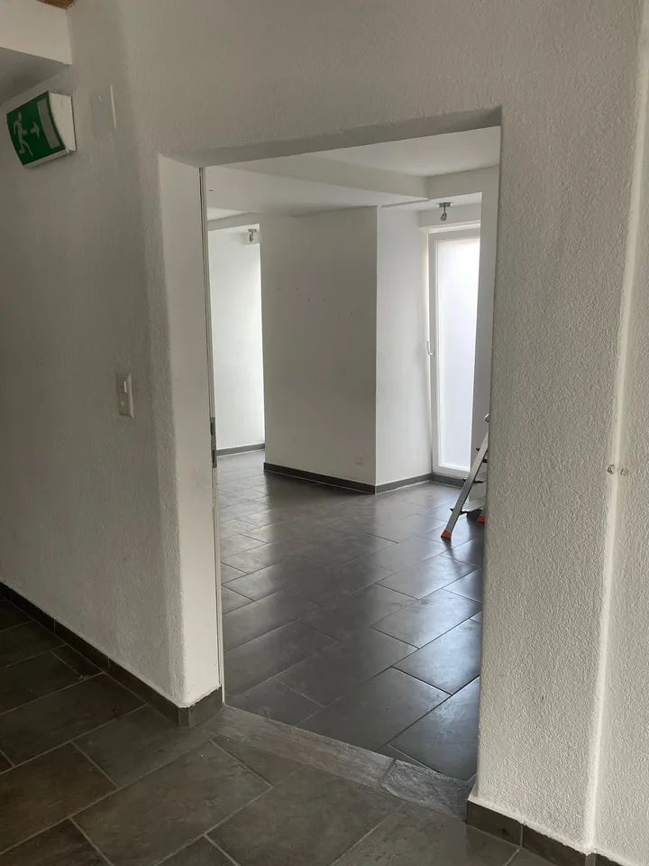 Spazio commerciale direttamente sulla strada cantonale nel mezzo di Zizers nella proprietà "Liegenschaft Steinbock"