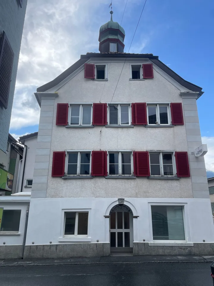 Spazio commerciale direttamente sulla strada cantonale nel mezzo di Zizers nella proprietà "Liegenschaft Steinbock"
