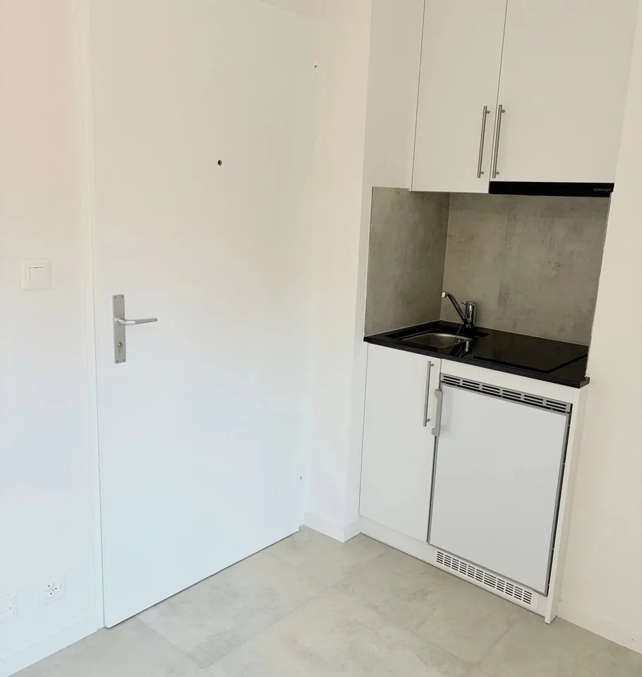 Schönes Apartment mit einem Raum, nur wenige Schritte von allen Annehmlichkeiten entfernt.