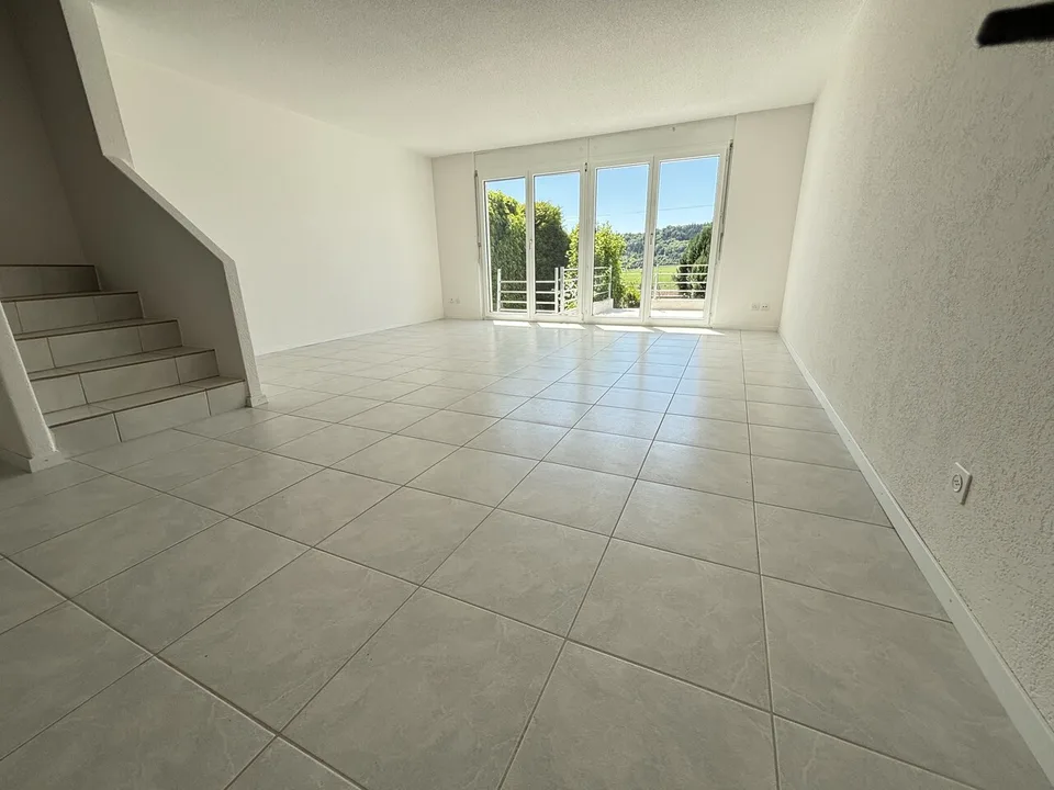 Casa a schiera moderna, fresca di ristrutturazione con 4½ locali e giardino in affitto a Pieterlen