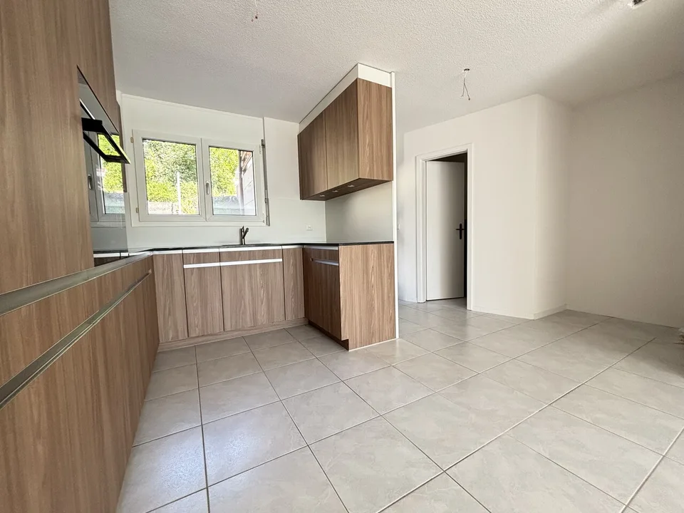 Casa a schiera moderna, fresca di ristrutturazione con 4½ locali e giardino in affitto a Pieterlen