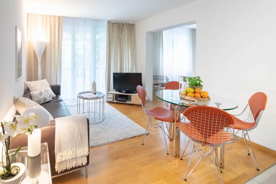 Modern Furnished 2-Room Apartment with Balcony in Zürich Wiedikon