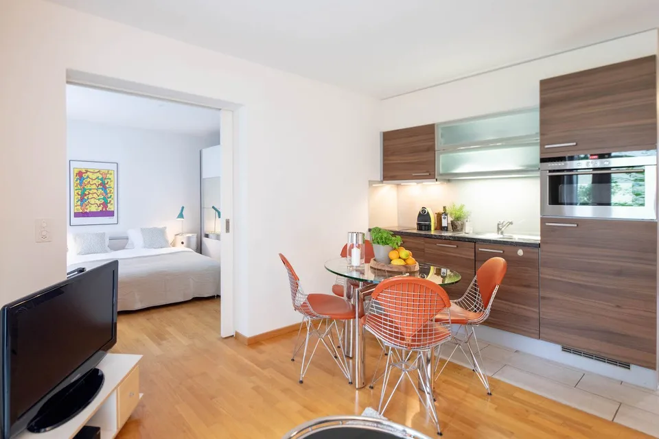 Modern eingerichtete 2-Zimmer-Wohnung mit Balkon in Zürich Wiedikon