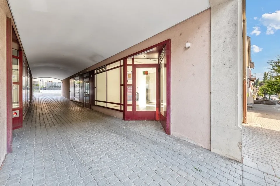 Beautiful commercial arcade with street frontage – photo 10 of 11
