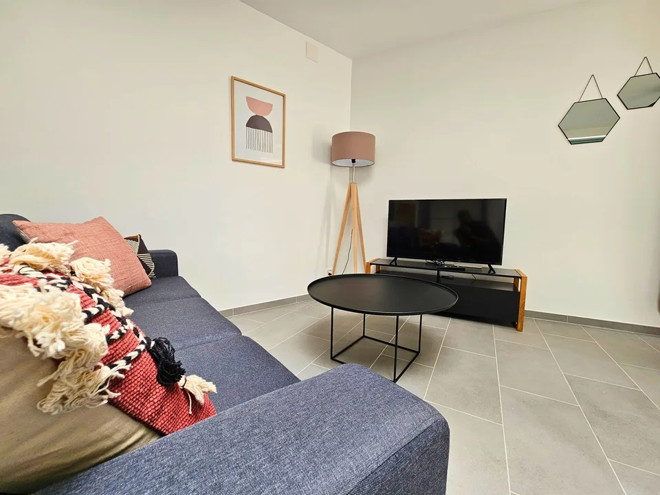 Modern Top-Floor Studio Near Metro - 15 Min to City Centre
