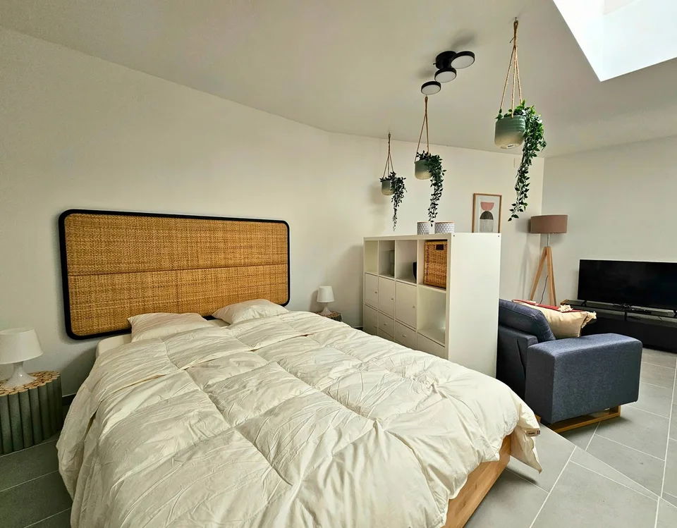Modern Top-Floor Studio Near Metro - 15 Min to City Centre