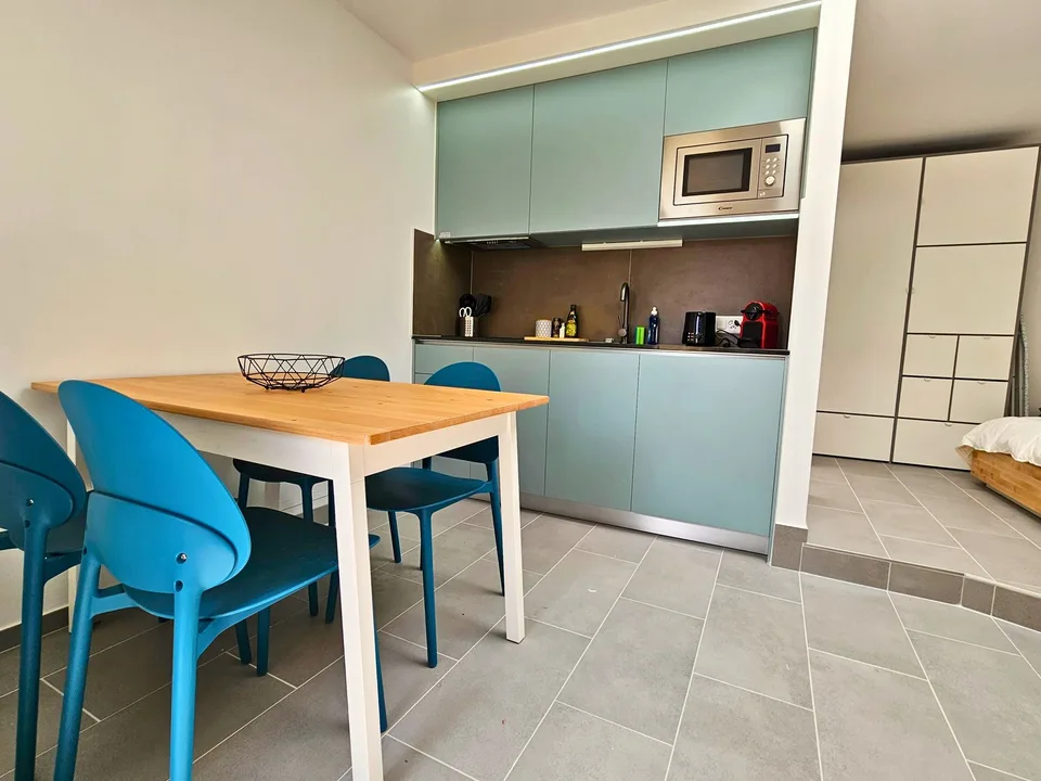 Modern Top-Floor Studio Near Metro - 15 Min to City Centre