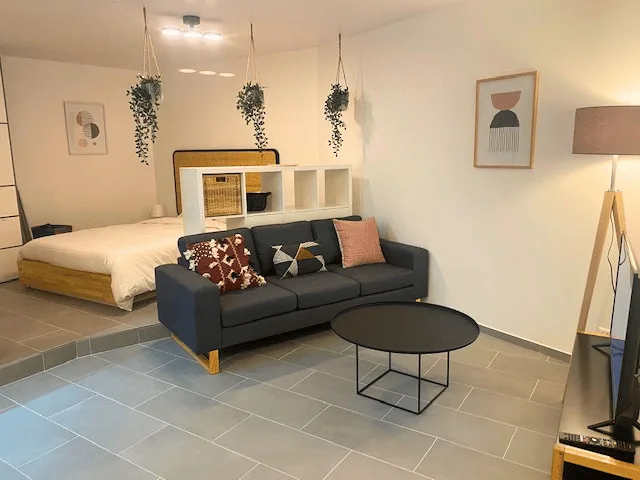 Modern Top-Floor Studio Near Metro - 15 Min to City Centre
