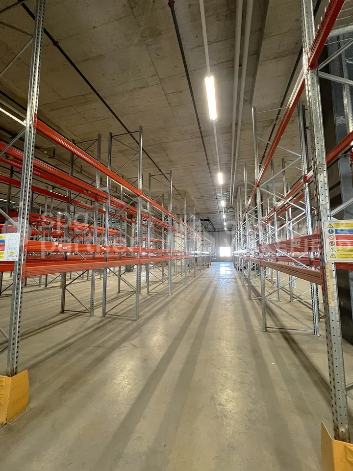 Grenet 21 - Logistische Lager, Handwerksbetriebe und moderne Büros mit Terrasse