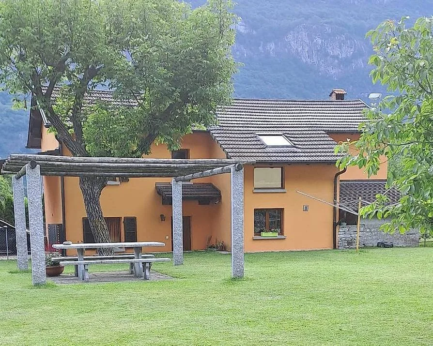 Lodrino: casa d'abitazione con vasto terreno annesso