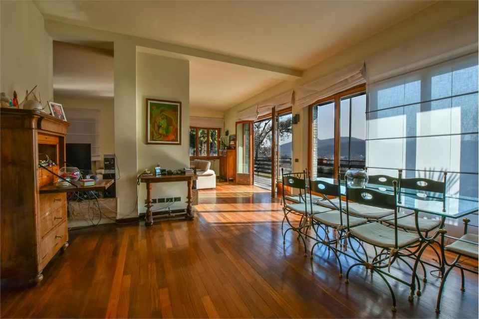 Villa indipendente in posizione privilegiata, con vista da sogno sul L