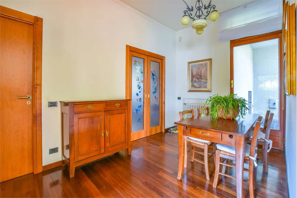 Villa indipendente in posizione privilegiata, con vista da sogno sul L – foto 6 di 13