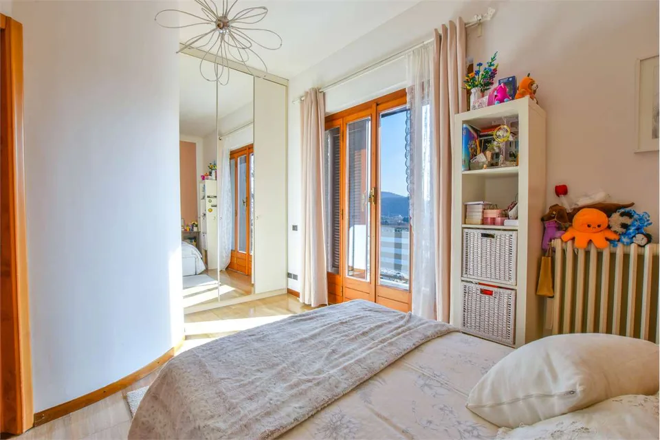 Villa indipendente in posizione privilegiata, con vista da sogno sul L – foto 11 di 13