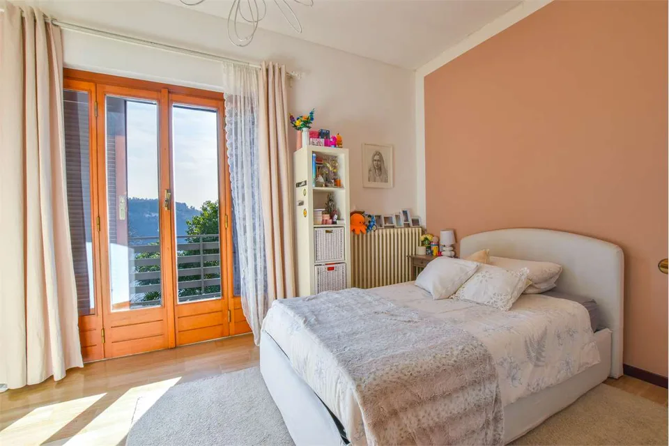 Villa indipendente in posizione privilegiata, con vista da sogno sul L – foto 12 di 13