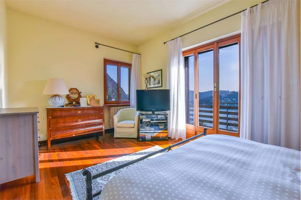 Villa indipendente in posizione privilegiata, con vista da sogno sul L – foto 10 di 13
