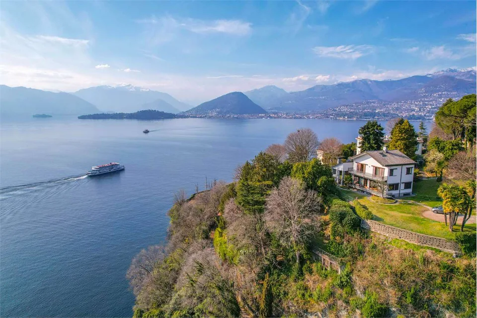 Villa indipendente in posizione privilegiata, con vista da sogno sul L