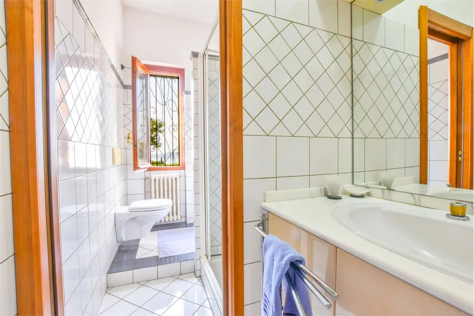 Villa indipendente in posizione privilegiata, con vista da sogno sul L – foto 8 di 13