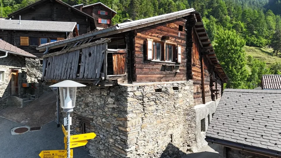 Altertümlicher Baukomplex im Dorfkern von Bratsch