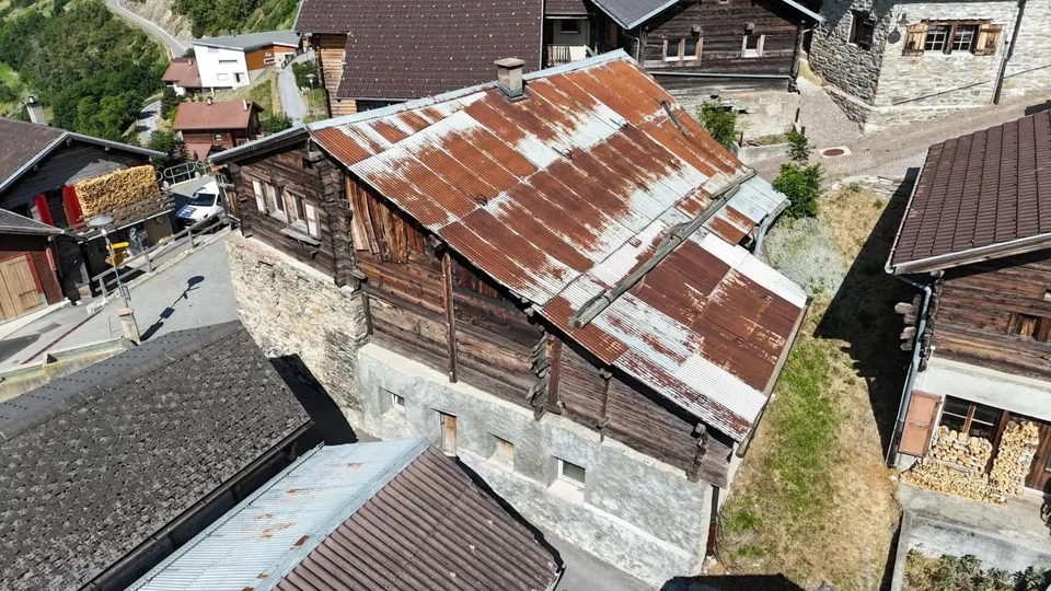 Complexе immobilier ancien au centre du village de Bratsch
