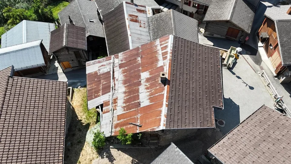 Complexе immobilier ancien au centre du village de Bratsch