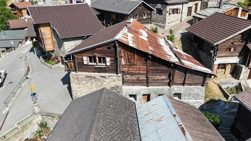 Complexе immobilier ancien au centre du village de Bratsch