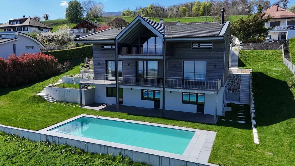 Villa d'exception suspendue entre lac et Alpes