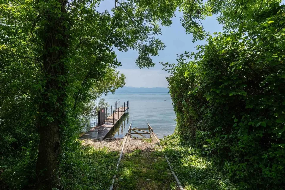 Proprietà rara ed esclusiva con i piedi nell'acqua