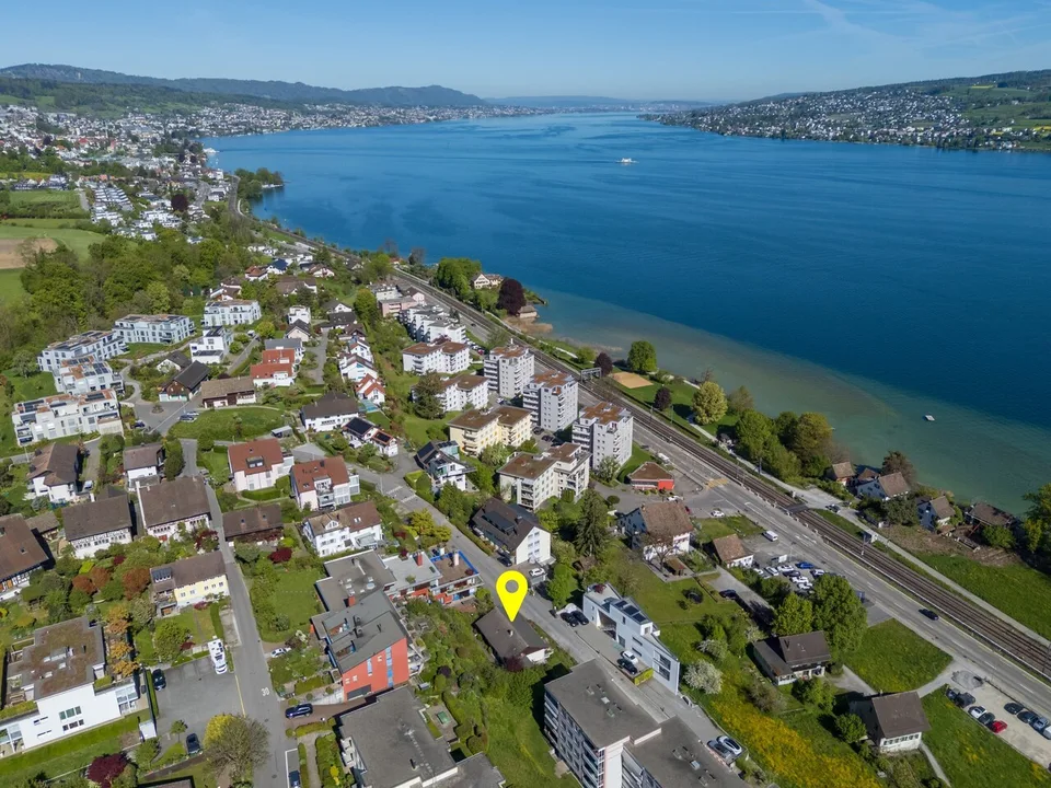 Parcello attraente con potenziale di nuova costruzione sul lago