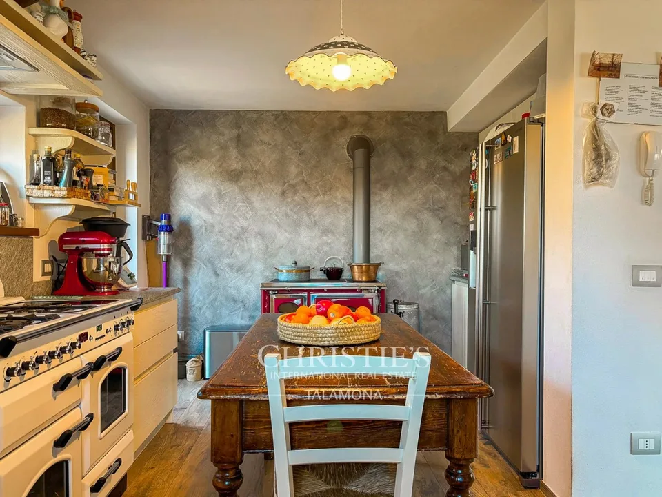 Villa mit 180-Seeblick und ebenem Garten in Castelveccana