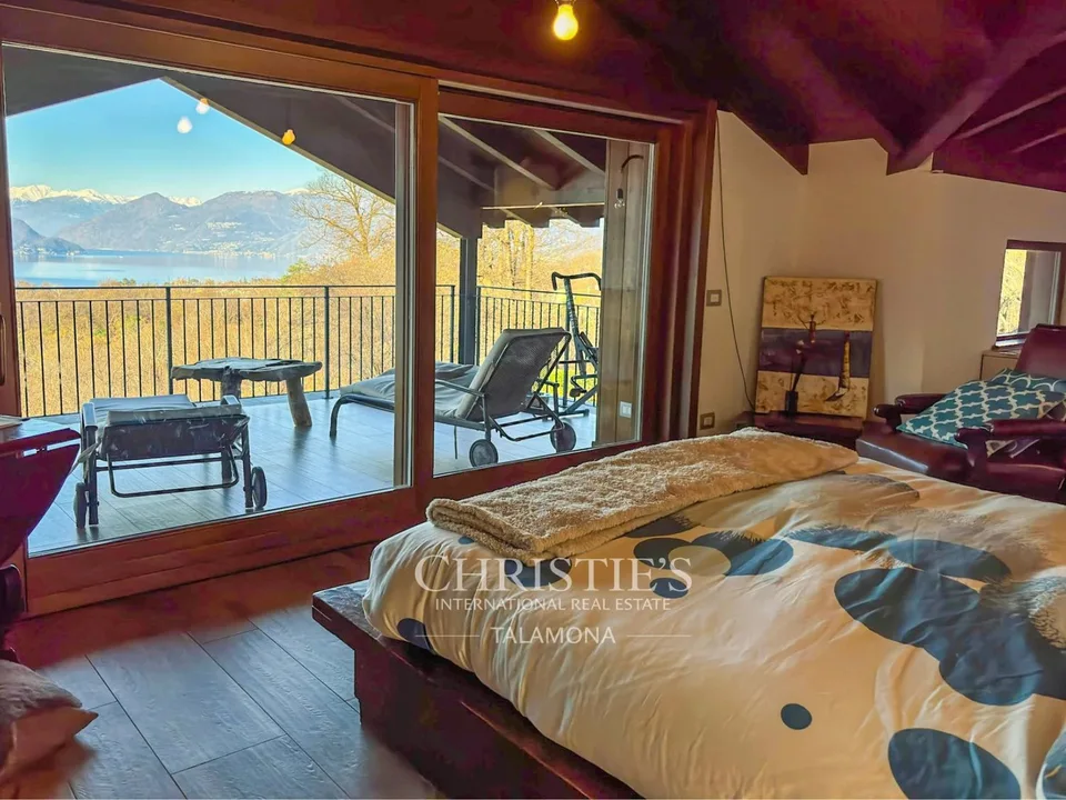Villa mit 180-Seeblick und ebenem Garten in Castelveccana – Foto 10 von 11